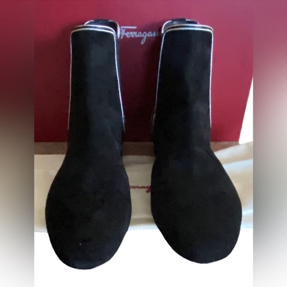 NEW SALVATORE
FERRAGAMO Aicha
Women's Black Boot - Picture 4 of 9